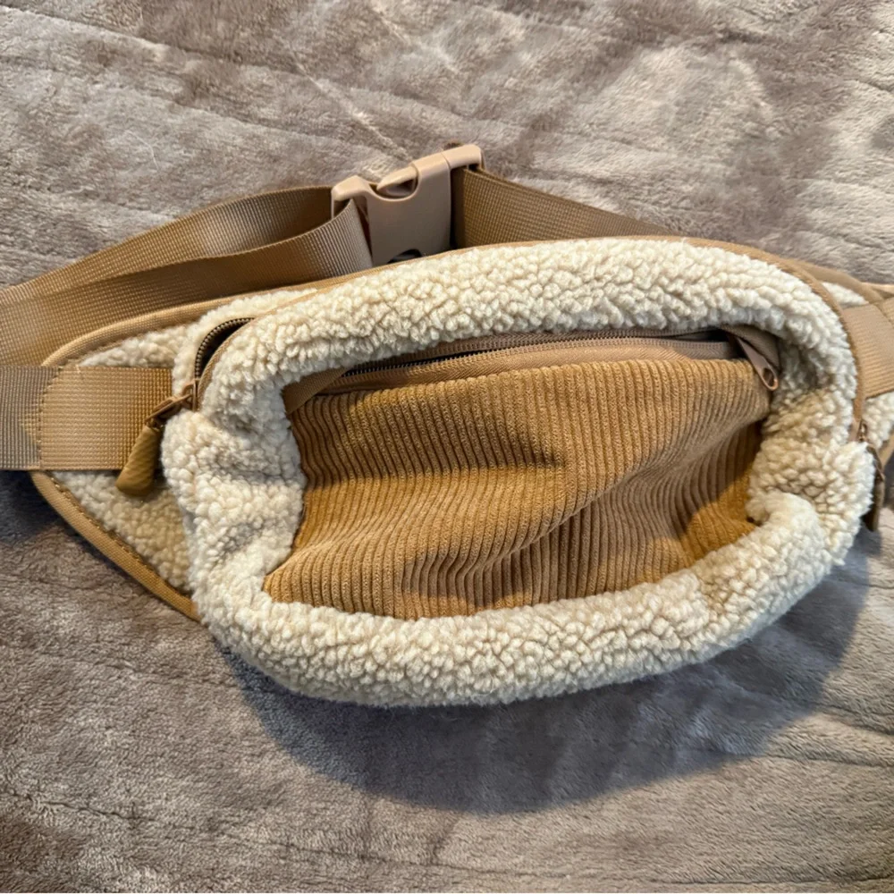 Time and Tru Fleece Lined Fanny Pack Tan/ Beige - Picture 1 of 4